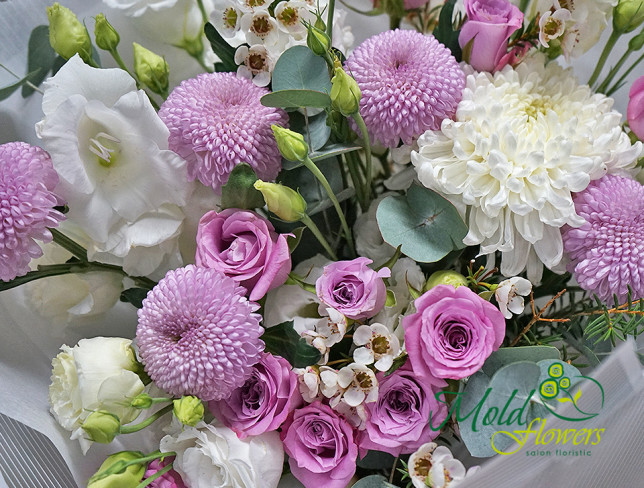 Нежный букет из хризантемы и роз Фото